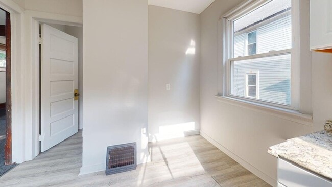 Photo - 837 Sumner St