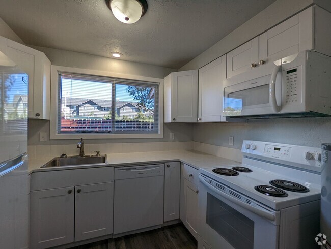 Building Photo - Newly Renovated 2-Bedroom, 1.5-Bath Apartm... Rental