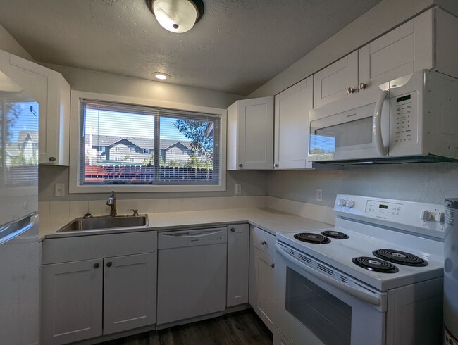 Newly Renovated 2-Bedroom, 1.5-Bath Apartm... - Newly Renovated 2-Bedroom, 1.5-Bath Apartm... Casa