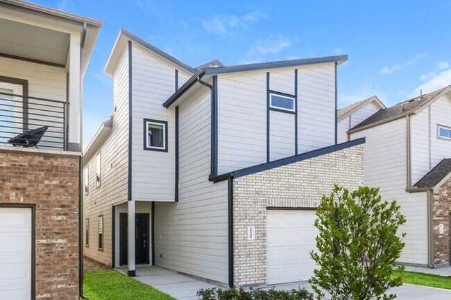 Building Photo - 15358 Estrella Rd W