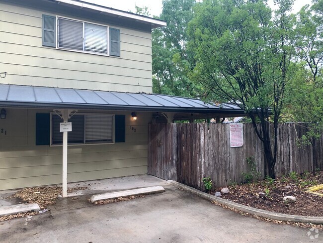 Building Photo - Walk to the Comal River, Schlitterbahn, & ... Rental