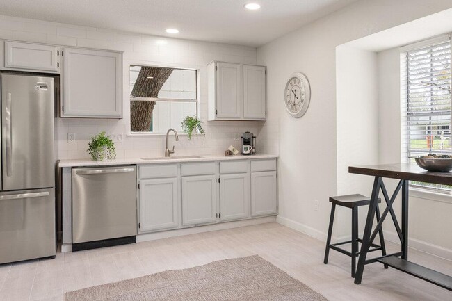 7611 Navarro Pl