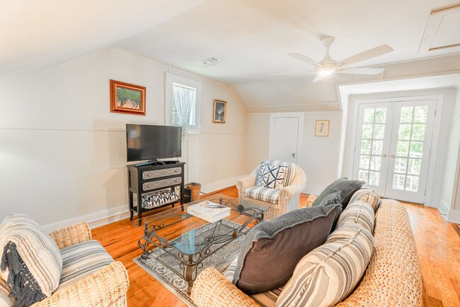 Photo - 326 Sumter St SE