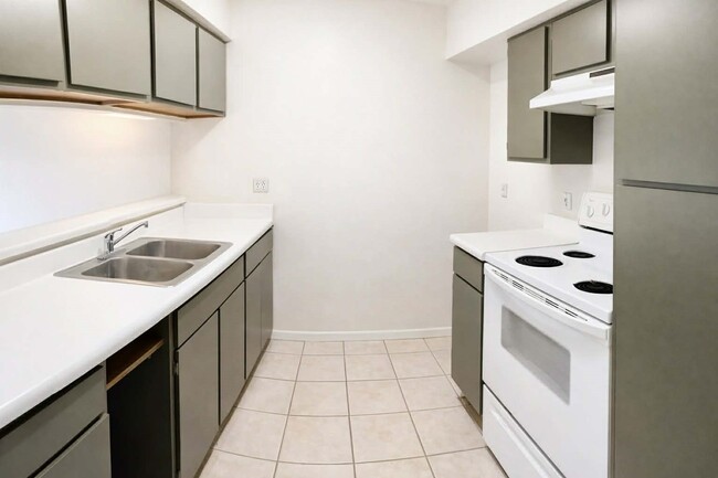 Building Photo - 3035 Walnut Bend Ln Unit 26