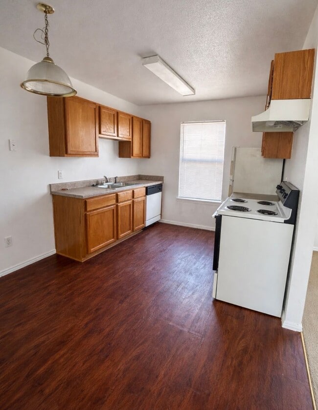 Photo - AVAILABLE NOW! Pets Allowed!