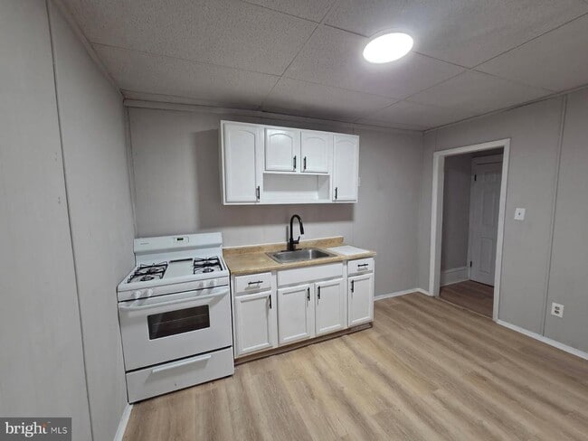 Photo - 5137 Marion St