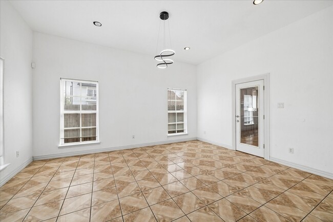 Photo - 5027 Creekmont Dr
