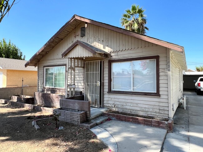 Building Photo - 3 Bedroom 1 Bath duplex with updated kitchen Rental