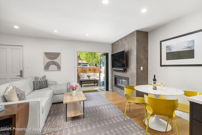 Building Photo - 250 S Original St Unit B