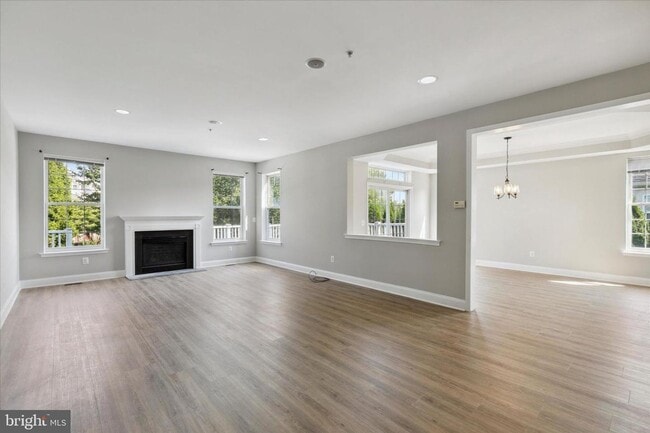 Building Photo - Spacious Townhome with 4 Bedrooms and 3.5 Baths!!