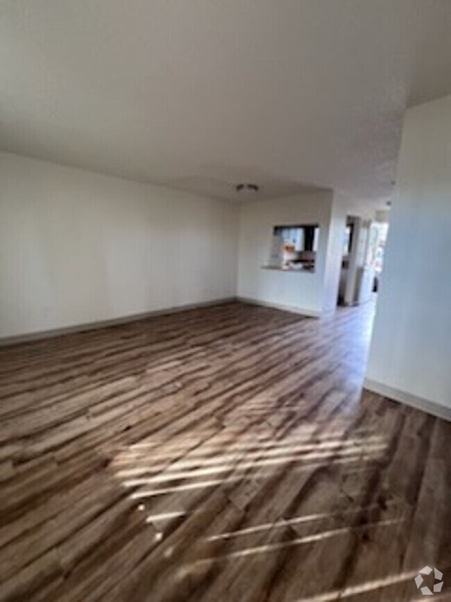 Building Photo - FREE RENT!! 2 Bedroom Townhome at Tamara M... Unit 2728-12