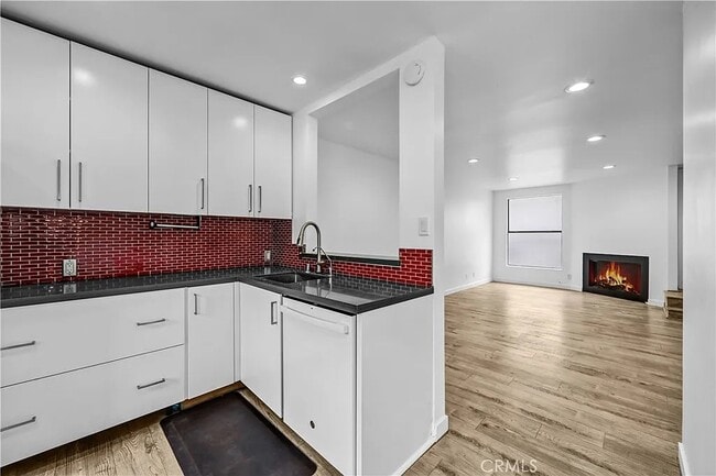 219 N Isabel St