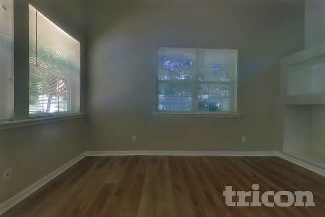 Photo - 102 W Oaks Pl