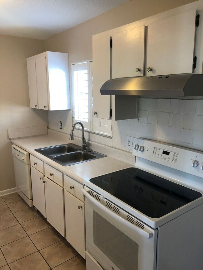 Photo - 2 Bed 1.5 Bath Condo Located in Jacksonville Beach - Fenced in Yard!