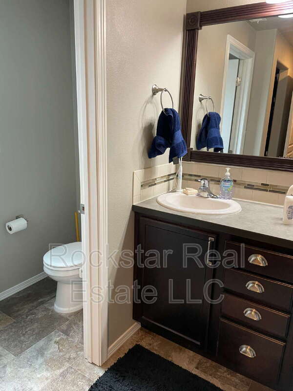 Photo - 1327 N Rogue River St