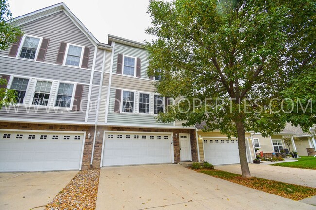 2 bedroom 2.5 bath Townhome in Urbandale! - 2 bedroom 2.5 bath Townhome in Urbandale!