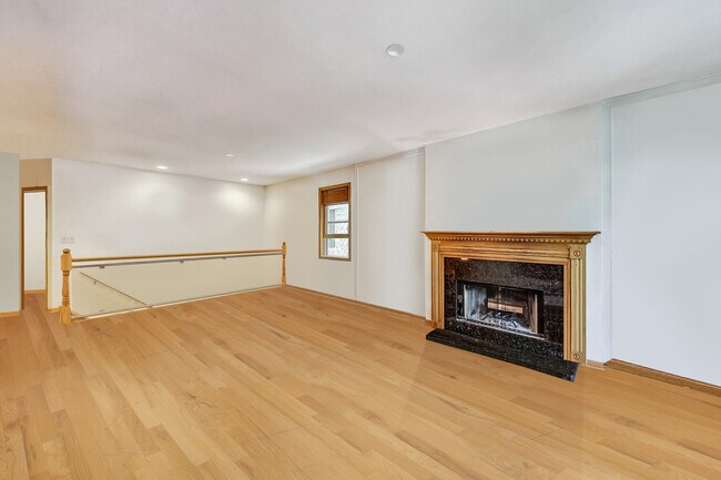 Photo - 917 W Lakeside Pl Unit 1W