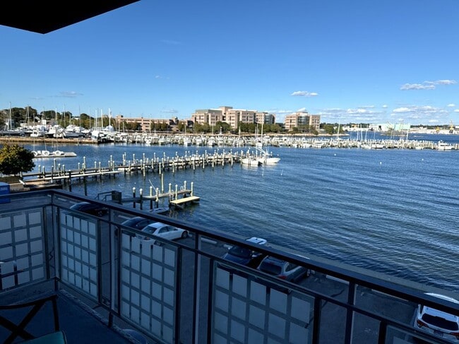 Building Photo - 184 Pequot Ave