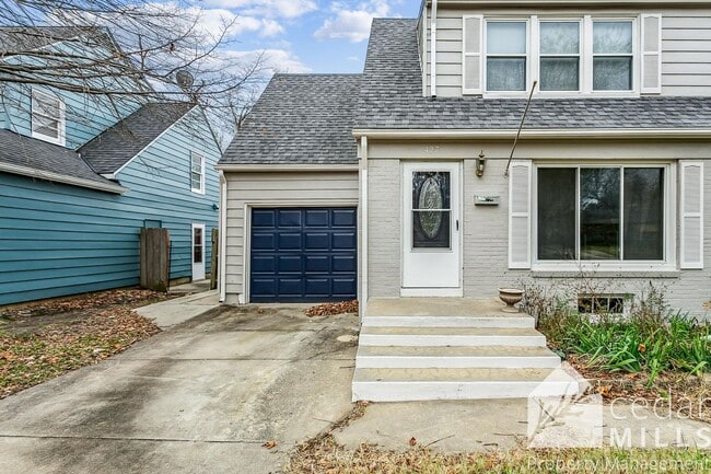 Building Photo - Large bi-level duplex in College Hill