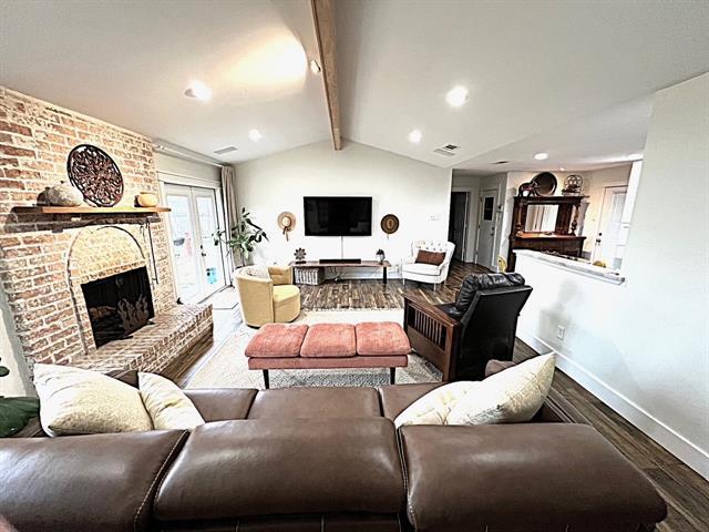 Photo - 303 E 6th St