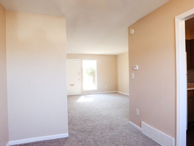 Lots of Sunlight! - Wake Robin Apartments