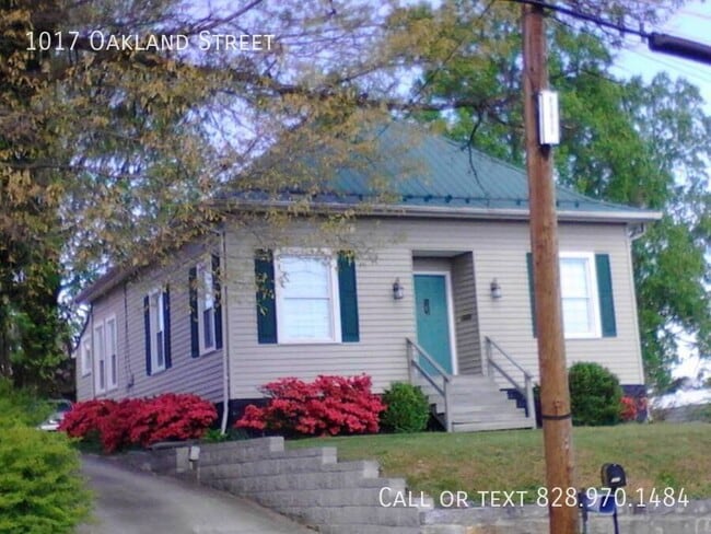 Building Photo - 1017 Oakland St