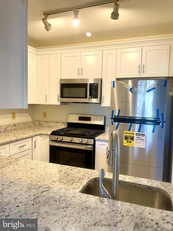 Building Photo - 20292 Beechwood Terrace Unit 201