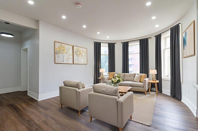 Photo - 52 Charlton Ave W Unit 3