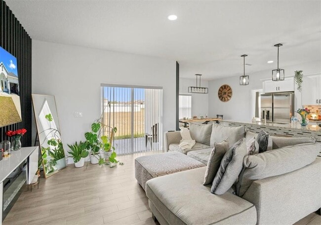 Photo - 817 Desmoines Pl