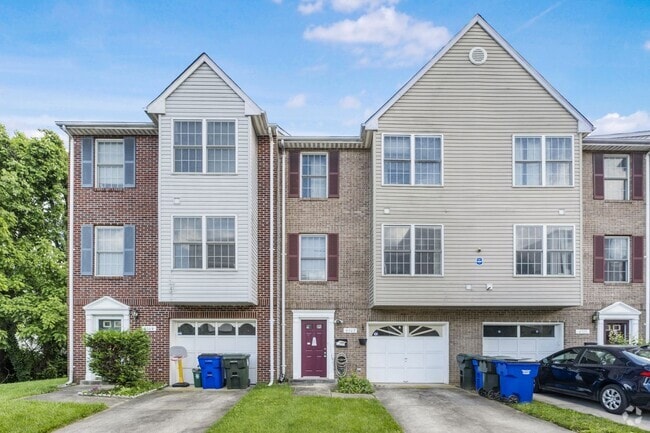 Building Photo - Charming 3 BR/2 Full BA & 2 Half BA Townho... Rental