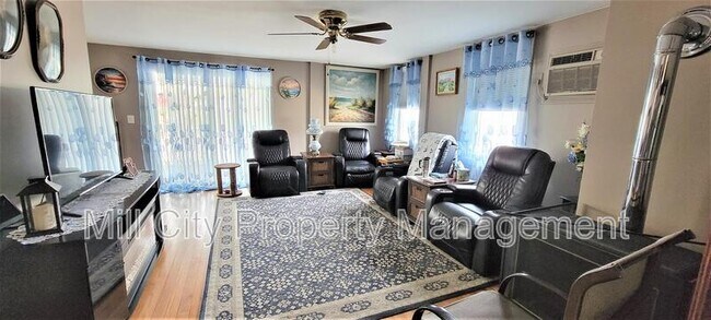 Building Photo - 313 Calef Rd Rental