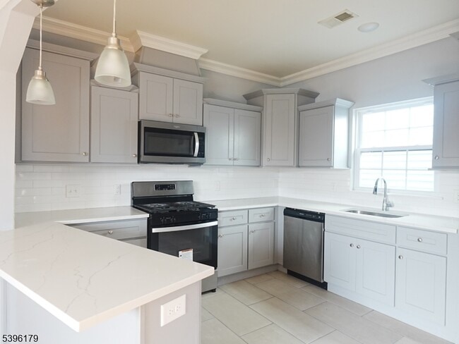 Building Photo - 57 N 15th St Unit 1