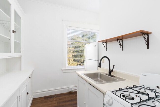 1BR, 1BA - 744SF - Kitchen