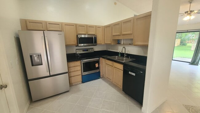 Kitchen - 719 Montana Ave