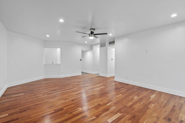 Photo - Central Cheery Creek Two Bed, Two Bath for rent.  Location, Location , Location Unidad B