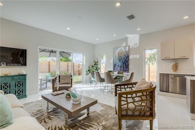 Photo - 696 NE 43rd St