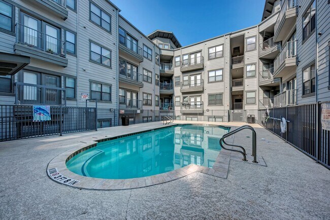 Photo - Gorgeous West campus 1-1 on top floor Unidad 518