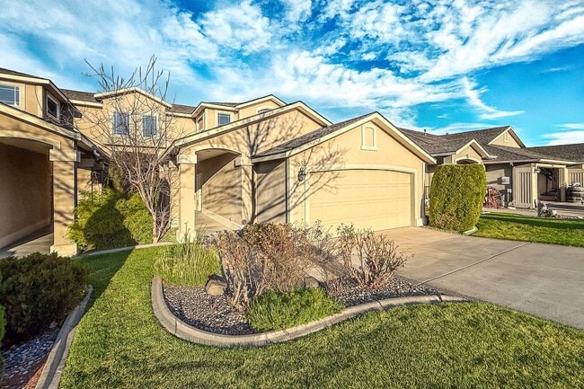 Building Photo - Beautiful 4-Bedroom Townhome in South Richland