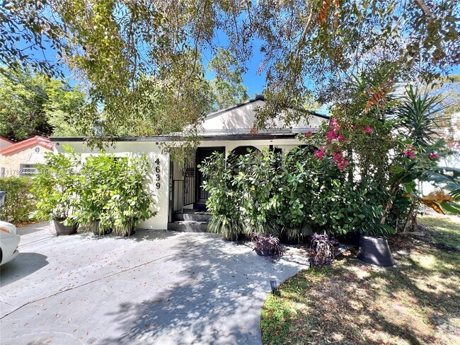 Building Photo - 4639 SW 10th St Rental