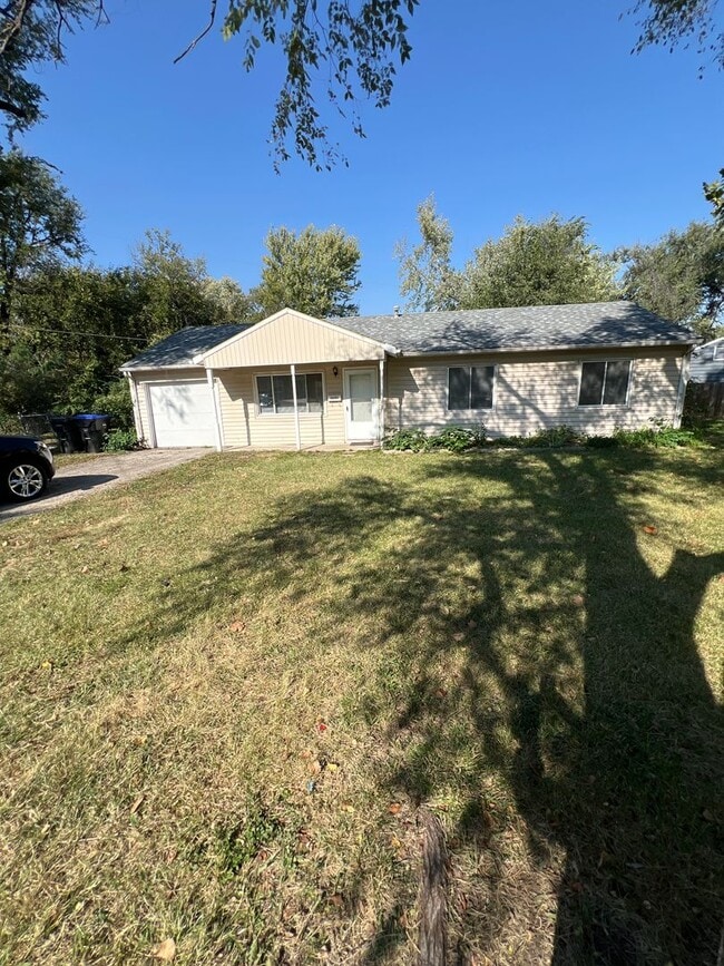 Building Photo - Spacious home - Great location!