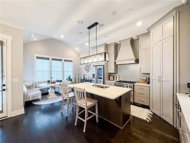 Photo - 984 Memorial Walk SE