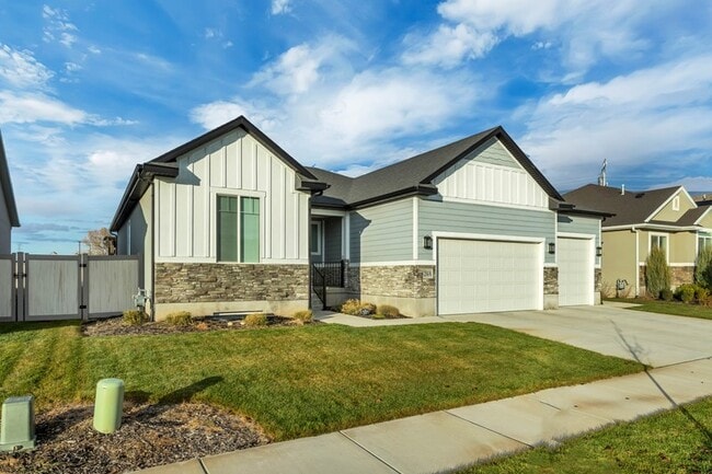Building Photo - 2504 S Sunset Wy