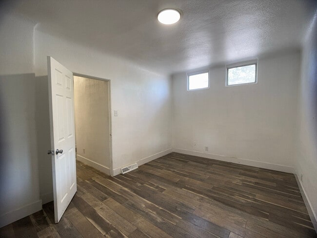 Photo - 4950 Milwaukee St