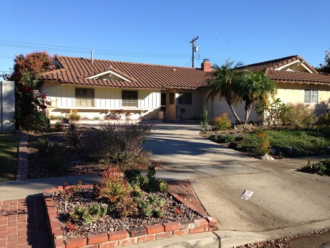 Building Photo - Large: 4 Bedroom 2.5 Bath Home