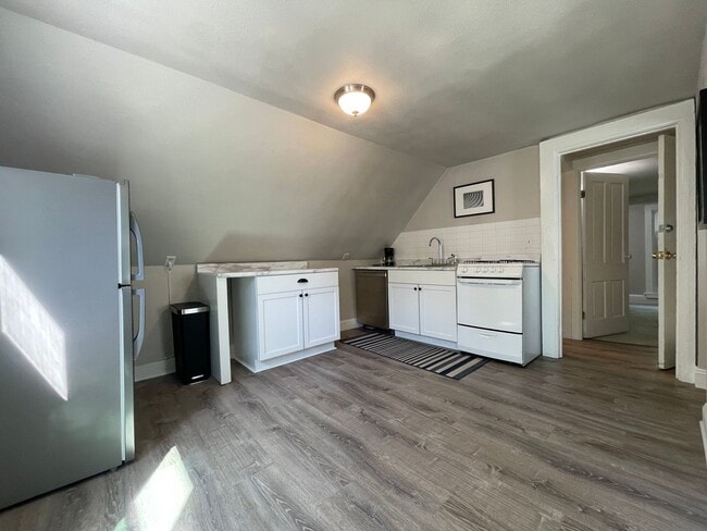 Building Photo - 938 E Dayton St Unit 3