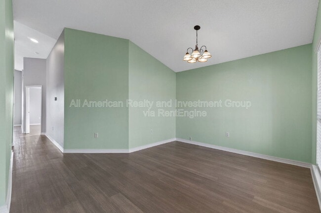 Photo - 742 Saltair Ln