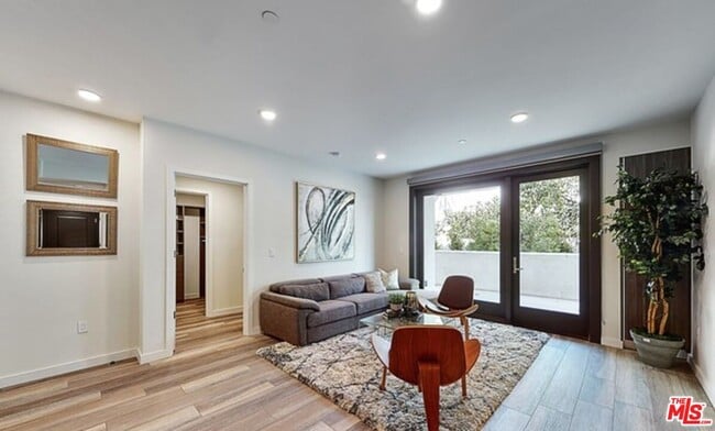 Photo - 1070 S Bedford St Unidad 304