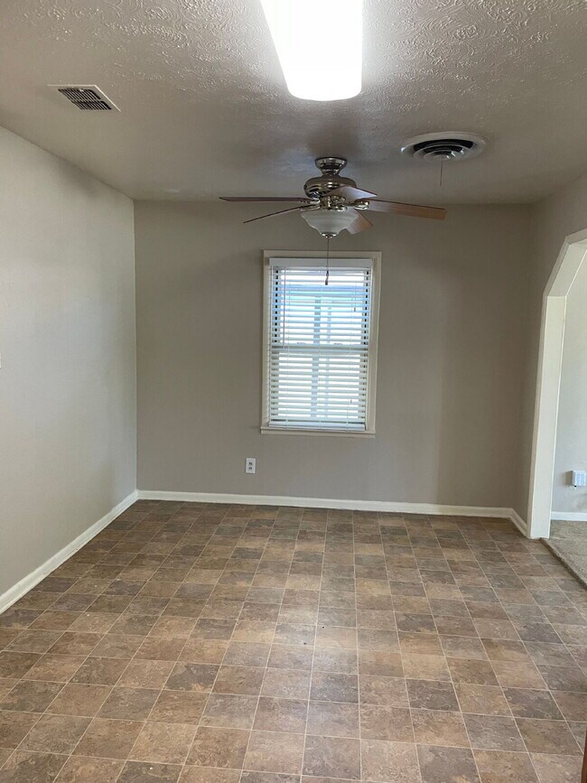 2/2/1 In a quiet neighborhood - 6 to 9 month lease option available