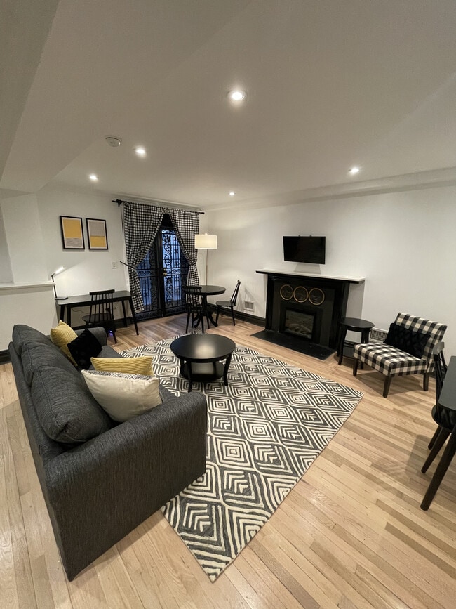 Photo - 115 E 37th St