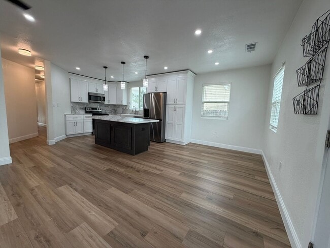 Building Photo - Available NOW Recently Renovated 3BR/3BA Home with Modern Finishes & Spacious Backyard Near Downt...